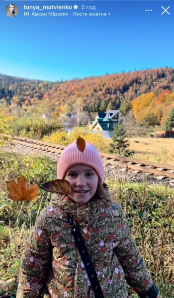 Тоня Матвиенко показала, как с Мирзояном и 8-летней дочерью наслаждается отдыхом в Карпатах
Тоня Матвиенко показала, как с Мирзояном и 8-летней дочерью наслаждается отдыхом в Карпатах