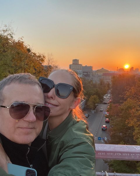 Юрий Горбунов в объятиях жены Осадчей показал их развлечения с детьми в осеннем Киеве
Юрий Горбунов в объятиях жены Осадчей показал их развлечения с детьми в осеннем Киеве