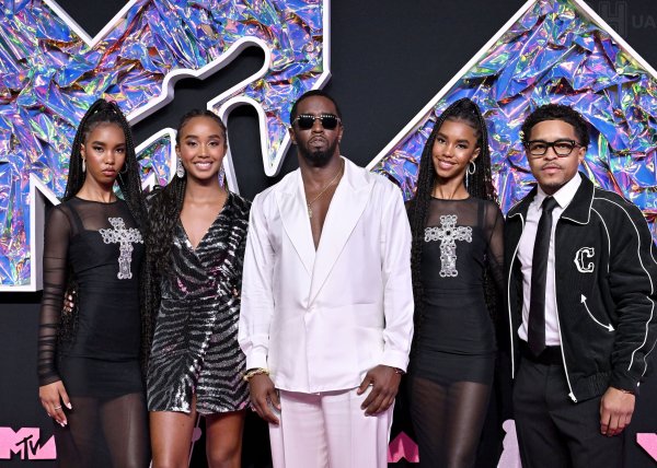 В тюрьму к P. Diddy наведались его дочери и мама – СМИ
В тюрьму к P. Diddy наведались его дочери и мама – СМИ