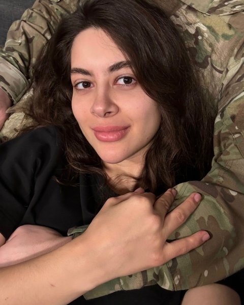 Рамина Эсхакзай в объятиях возлюбленного-военного рассказала об их встречах: "На войне есть жизнь"
Рамина Эсхакзай в объятиях возлюбленного-военного рассказала об их встречах: "На войне есть жизнь"
