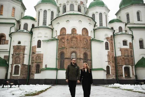 Активист Сергей Стерненко обьявил о помолвке с загадочной избранницей и впервые показал ее на фото
Активист Сергей Стерненко обьявил о помолвке с загадочной избранницей и впервые показал ее на фото