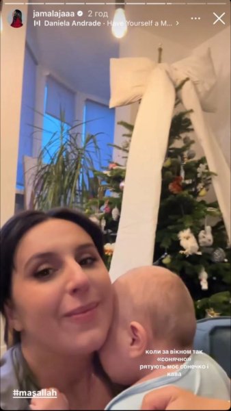 Джамала показала, как с сыновьями оригинально украсила елку огромным бантиком
Джамала показала, как с сыновьями оригинально украсила елку огромным бантиком