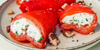 Яичные блинчики с красной рыбой и огурцом: рецепт эффектной закуски
Яичные блинчики с красной рыбой и огурцом: рецепт эффектной закуски