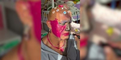 Дуэйн "Скала" Джонсон насмешил видео, как дочери нацепили ему серьги и сделали яркий макияж
Дуэйн "Скала" Джонсон насмешил видео, как дочери нацепили ему серьги и сделали яркий макияж
