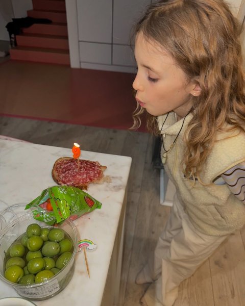 Дантес с избранницей Кацуриной в костюмах животных насмешили сюрпризом ее 9-летнюю дочь
Дантес с избранницей Кацуриной в костюмах животных насмешили сюрпризом ее 9-летнюю дочь
