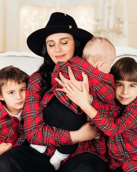 Джамала сразу с тремя сыновьями устроила атмосферный фотосет в family look
Джамала сразу с тремя сыновьями устроила атмосферный фотосет в family look