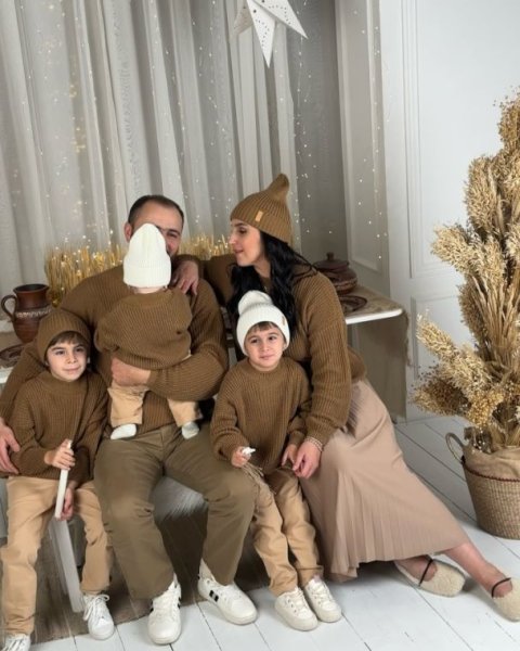 Джамала очаровала фото с тремя подросшими сыновьями и мужем в стильных образах
Джамала очаровала фото с тремя подросшими сыновьями и мужем в стильных образах