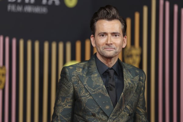 Ведущий BAFTA Дэвид Теннант со сцены высмеял фильм "Анора", где играет российский актер-путинист
Ведущий BAFTA Дэвид Теннант со сцены высмеял фильм "Анора", где играет российский актер-путинист