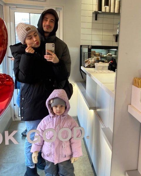 Жена Сасанчина с 3-летней дочерью вернулась в Украину и показала счастливые фото с мужем
Жена Сасанчина с 3-летней дочерью вернулась в Украину и показала счастливые фото с мужем
