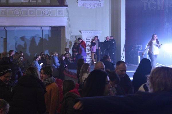 Боль от потери, слезы дочери и почетное звание: Тоня Матвиенко довела до мурашек концертом в Киеве
Боль от потери, слезы дочери и почетное звание: Тоня Матвиенко довела до мурашек концертом в Киеве