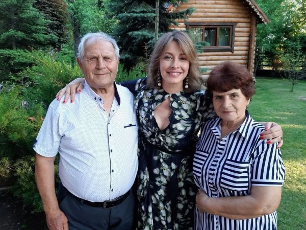 Елена Кравец показала своих родителей и рассказала о болезни мамы, которую она преодолела
Елена Кравец показала своих родителей и рассказала о болезни мамы, которую она преодолела