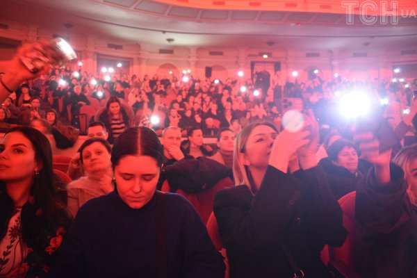 Боль от потери, слезы дочери и почетное звание: Тоня Матвиенко довела до мурашек концертом в Киеве
Боль от потери, слезы дочери и почетное звание: Тоня Матвиенко довела до мурашек концертом в Киеве