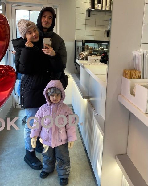 Жена Сасанчина с 3-летней дочерью вернулась в Украину и показала счастливые фото с мужем
Жена Сасанчина с 3-летней дочерью вернулась в Украину и показала счастливые фото с мужем