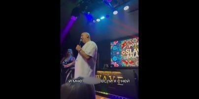 Потап сделал признание о браке с Каменских и горячо поцеловал другую со сцены: "Я женился в Америке"
Потап сделал признание о браке с Каменских и горячо поцеловал другую со сцены: "Я женился в Америке"