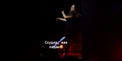 
Могилевская упала прямо во время выступления на сцене и посмеялась над своим весом
