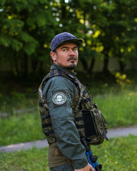 Певец Фагот с оружием в руках вспомнил первые дни службы в украинской армии
Певец Фагот с оружием в руках вспомнил первые дни службы в украинской армии