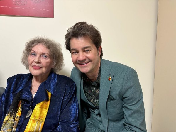 
Лина Костенко отпраздновала 95-летие в кругу известных друзей и очаровала видом на новых фото
