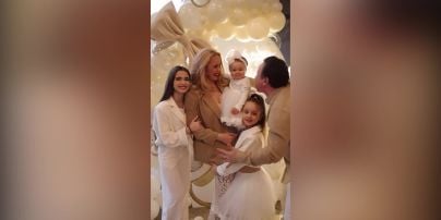 Лилия Ребрик отпраздновала первый год дочери и показала сюрприз от звездных кумовьев
Лилия Ребрик отпраздновала первый год дочери и показала сюрприз от звездных кумовьев