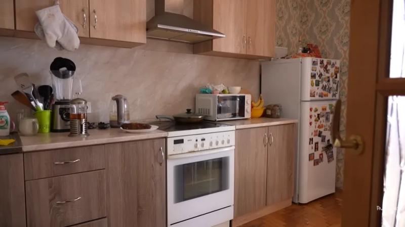 "Барахолка" в гостиной и белье на полу: комик Повар показал свою двухуровневую "трэш-хату" в центре Киева, которую снимает за 12 тысяч грн
