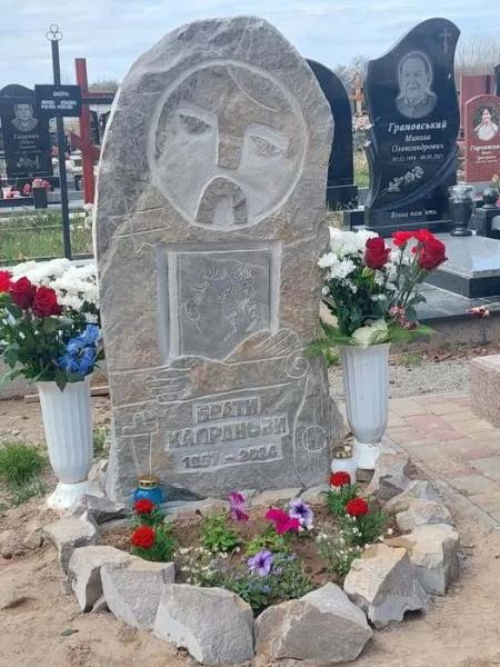 Брат Дмитрия Капранова показал памятник на могиле известного писателя, который собственноручно вырезал из камня за полгода