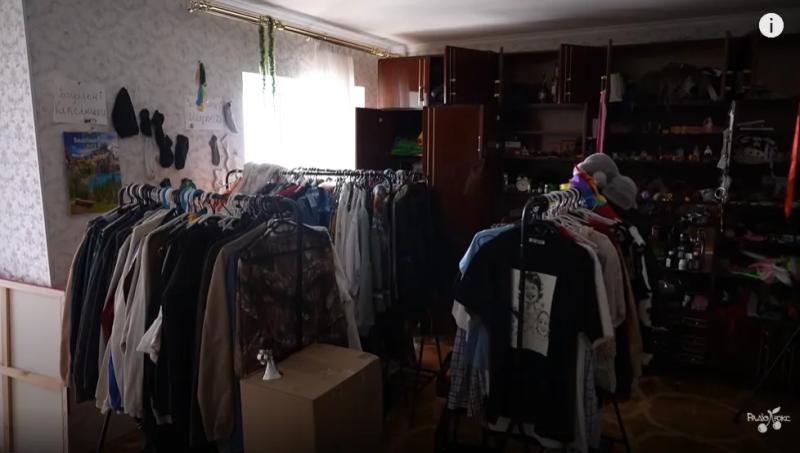 "Барахолка" в гостиной и белье на полу: комик Повар показал свою двухуровневую "трэш-хату" в центре Киева, которую снимает за 12 тысяч грн