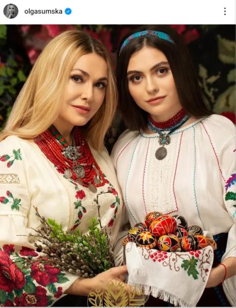Ребрик с дочками в розовых вышиванках, а СолоХа с беременным животиком: звезды показали свои образы на Пасху и праздничные корзины