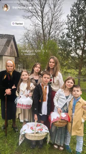Ребрик с дочками в розовых вышиванках, а СолоХа с беременным животиком: звезды показали свои образы на Пасху и праздничные корзины