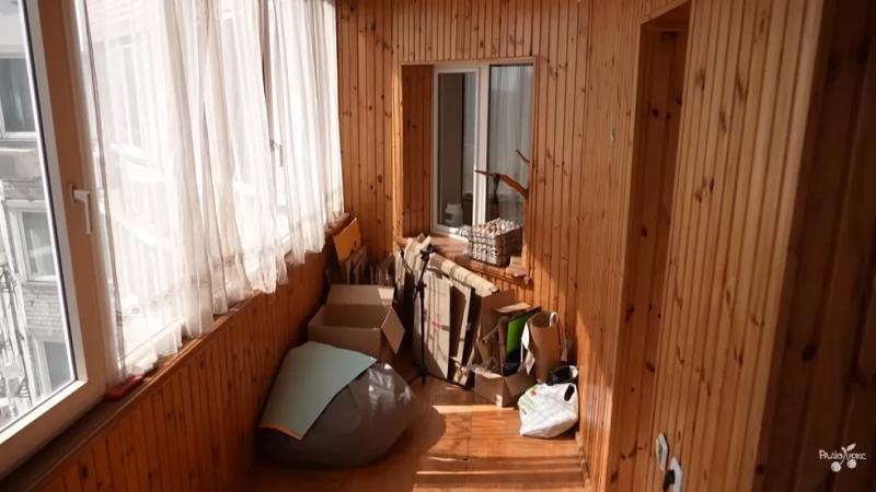 "Барахолка" в гостиной и белье на полу: комик Повар показал свою двухуровневую "трэш-хату" в центре Киева, которую снимает за 12 тысяч грн