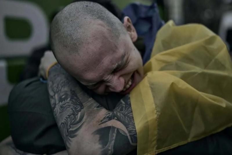 Освобожденный из плена воин расплакался, увидев своего кумира Ярмака: репер тоже не сдержал слез. Трогательное видео
