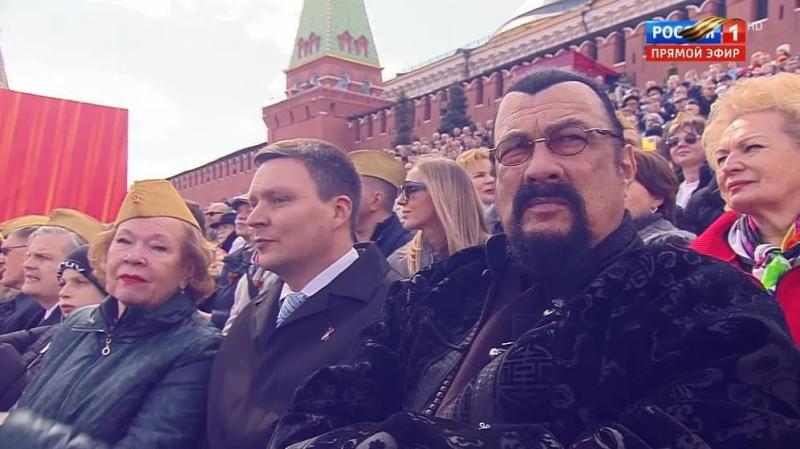 На параде в Москве заметили голливудского актера, который поддерживает Путина