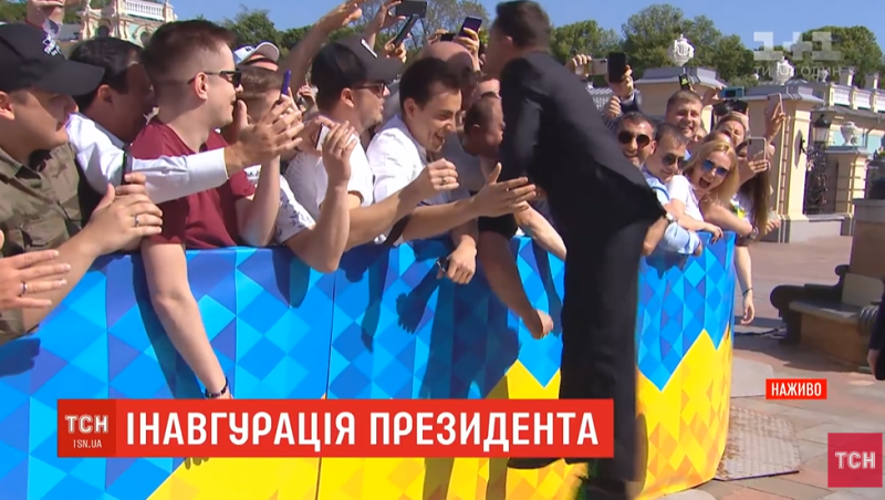 Сделал селфи с женой, подколол депутатов и поцеловал Кошевого: самые яркие моменты инаугурации Зеленского шесть лет назад