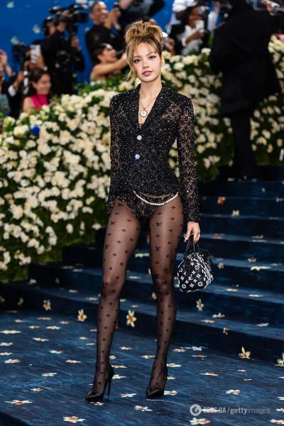 Наихудший образ на Met Gala 2025: тайская певица попала в скандал из-за трусов с лицами борцов за права темнокожих. Фото