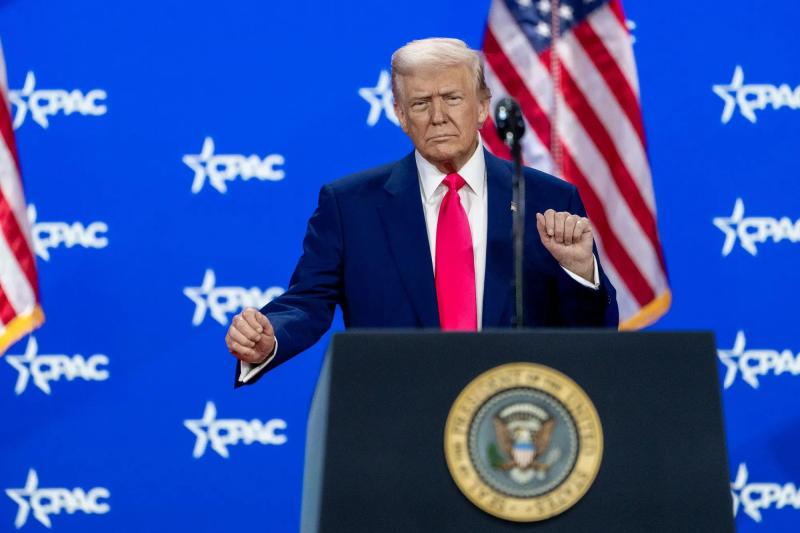 Стало известно, как Мелания Трамп отреагировала на скандальное фото мужа в образе Папы Римского