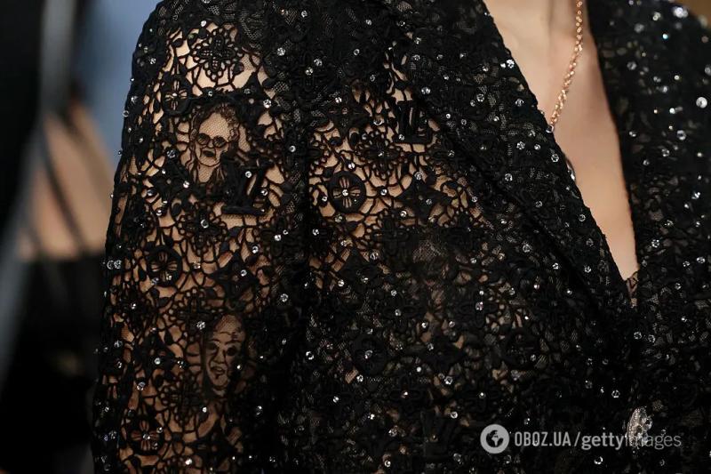 Наихудший образ на Met Gala 2025: тайская певица попала в скандал из-за трусов с лицами борцов за права темнокожих. Фото