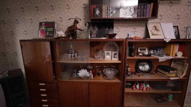 Ковер на стене и мебель из 1960-х: миллионер Гарик Корогодский показал свою единственную квартиру за $70 тысяч с ретроремонтом. Фото и видео