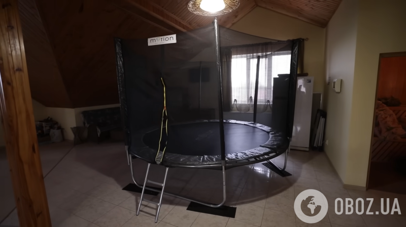 Отдельная комната для одежды, батут под крышей и сауна: звезда "Дизель шоу" провела экскурсию по своему трехэтажному дому за $200 тысяч