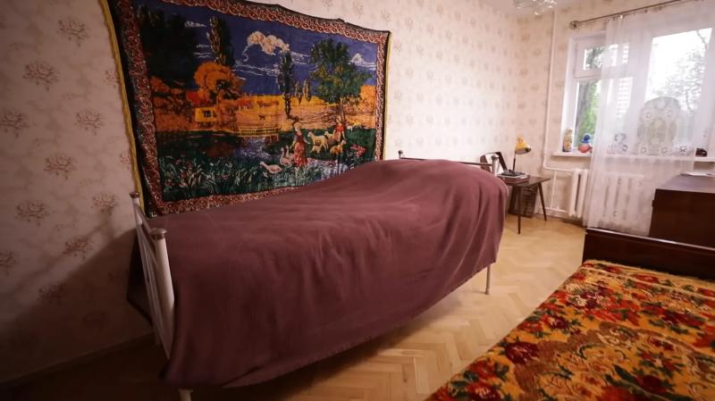 Ковер на стене и мебель из 1960-х: миллионер Гарик Корогодский показал свою единственную квартиру за $70 тысяч с ретроремонтом. Фото и видео