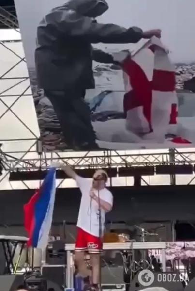 Притворился, что дзюрит на триколор: грузинский певец надругался над флагом РФ во время концерта