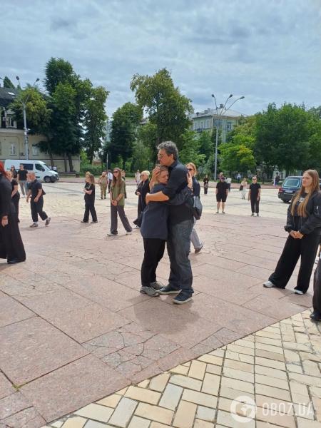 В Киеве аплодисментами провели актера Юрия Фелипенко, который погиб на войне: кто пришел попрощаться. Фото, видео с похорон