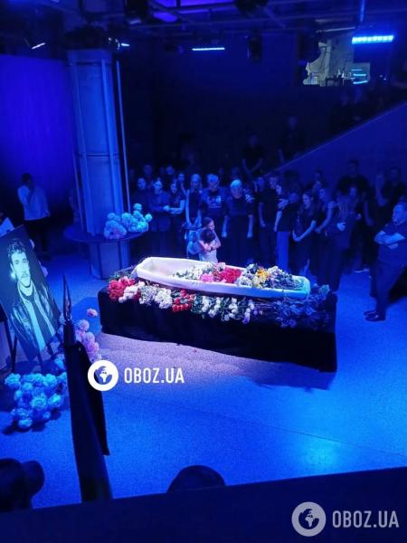 В Киеве аплодисментами провели актера Юрия Фелипенко, который погиб на войне: кто пришел попрощаться. Фото, видео с похорон