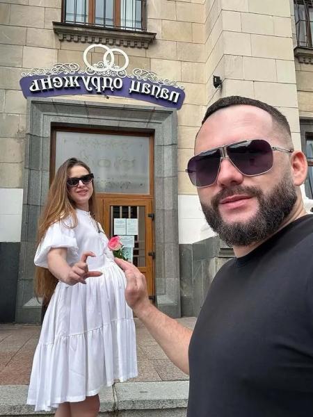 Экс-супруга Дзидзьо SLAVIA вышла замуж за несколько дней до родов и показала креативные обручальные кольца