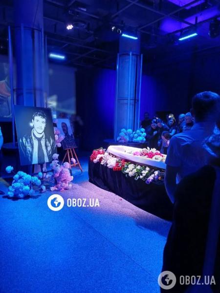 В Киеве аплодисментами провели актера Юрия Фелипенко, который погиб на войне: кто пришел попрощаться. Фото, видео с похорон