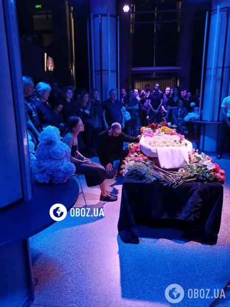 В Киеве аплодисментами провели актера Юрия Фелипенко, который погиб на войне: кто пришел попрощаться. Фото, видео с похорон