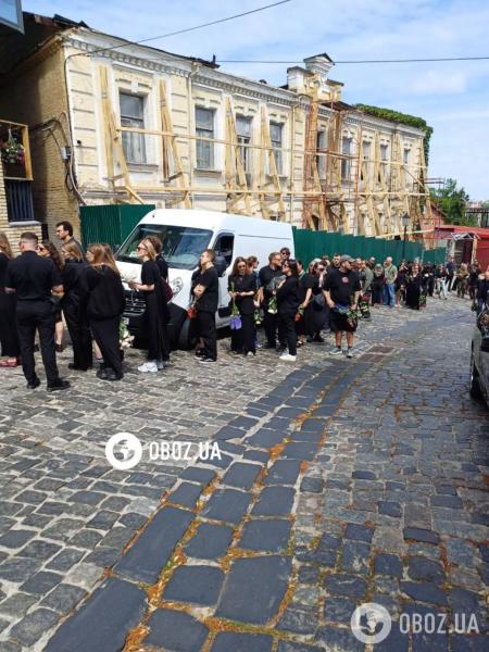 В Киеве аплодисментами провели актера Юрия Фелипенко, который погиб на войне: кто пришел попрощаться. Фото, видео с похорон