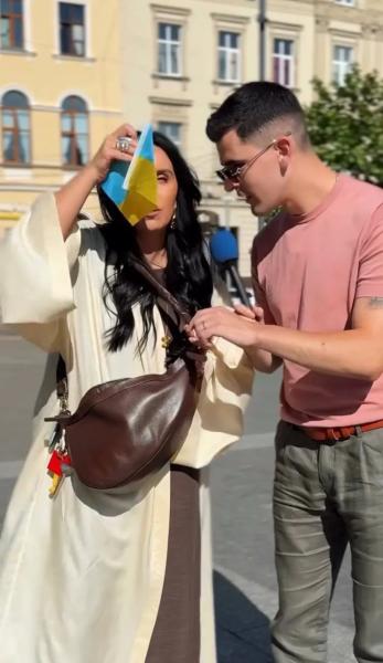 Любит Украину не на словах: Джамала поразила стильным образом и показала, что всегда носит в сумке