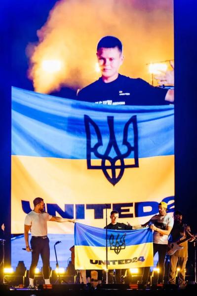Лидер группы Imagine Dragons поднял два флага Украины на концерте в Португалии. Видео