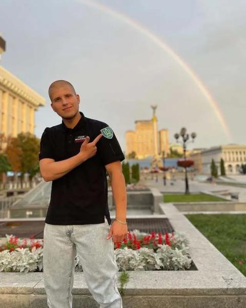 "Русский язык не принадлежит Путину". 23-летний основатель благотворительного фонда оскандалился из-за песни о "святой Руси" и записал нелепое оправдание
