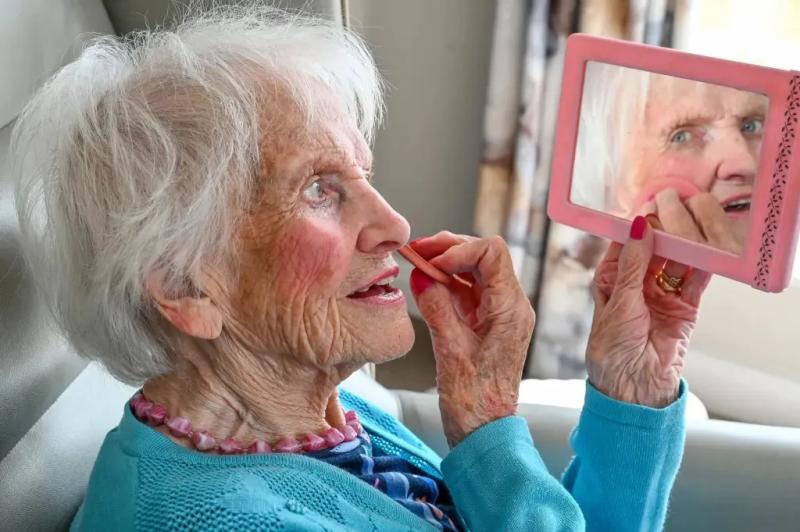 103-летняя инфлюенсер из Британии раскрыла секреты вечной красоты и стала интернет-сенсацией. Видео
