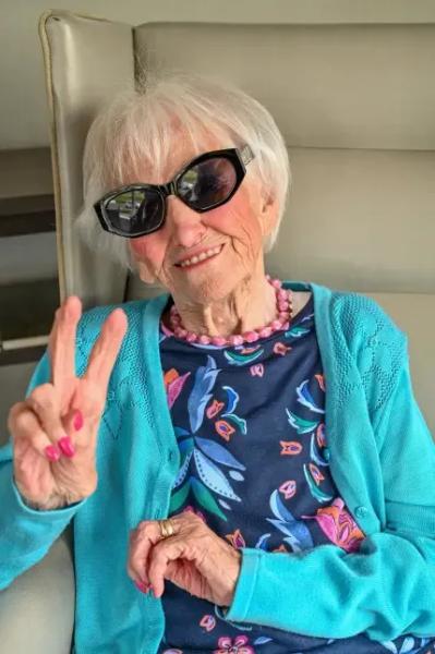 103-летняя инфлюенсер из Британии раскрыла секреты вечной красоты и стала интернет-сенсацией. Видео