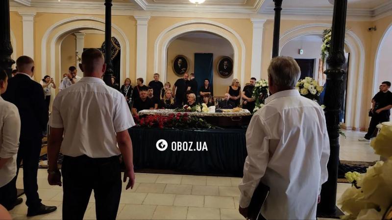 Глаза полные слез и последние аплодисменты: как прошли похороны Игоря Поклада, где его похоронят и кто из звезд пришел попрощаться. Фото, видео